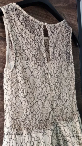 Vestido de encaje beige y negro con vuelo