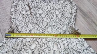 Vestido de encaje beige y negro con vuelo