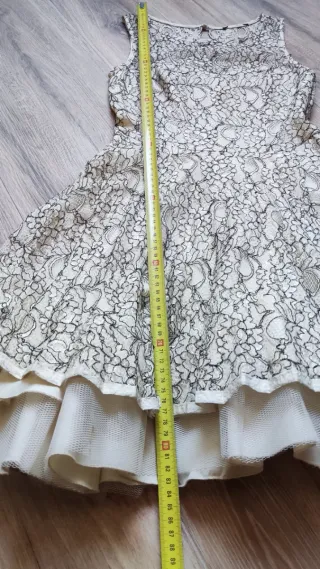 Vestido de encaje beige y negro con vuelo