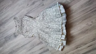 Vestido de encaje beige y negro con vuelo