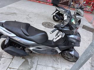 Piaggio MP3 gris