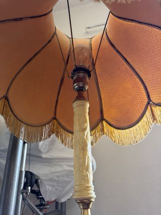 Lámpara de pie antigua beige y dorada