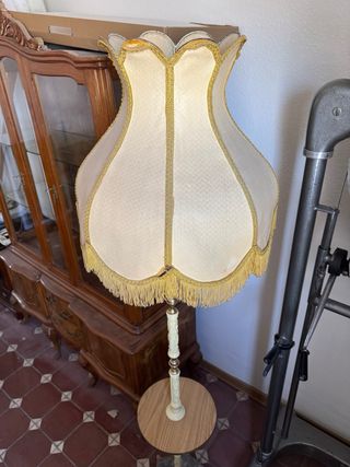 Lámpara de pie antigua beige y dorada