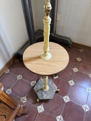 Lámpara de pie antigua beige y dorada