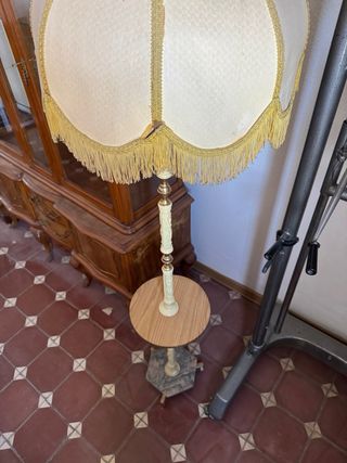 Lámpara de pie antigua beige y dorada