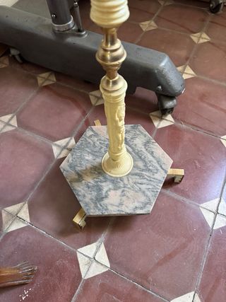 Lámpara de pie antigua beige y dorada