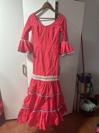 Traje de flamenca rojo con lunares blancos