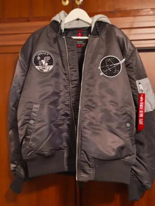Chaqueta Alpha Industries con parches