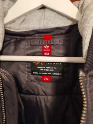 Chaqueta Alpha Industries con parches