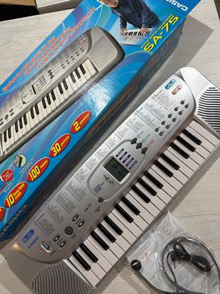 Teclado Casio SA-75 con caja y micrófono