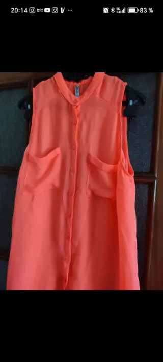Blusa naranja sin mangas Stradivarius