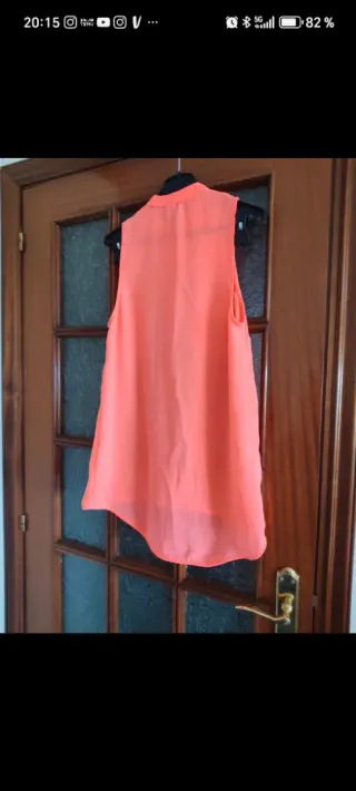 Blusa naranja sin mangas Stradivarius