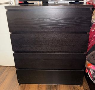 Cómoda de madera oscura