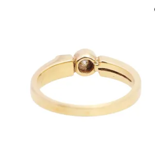 Sortija de oro con diamante solitario