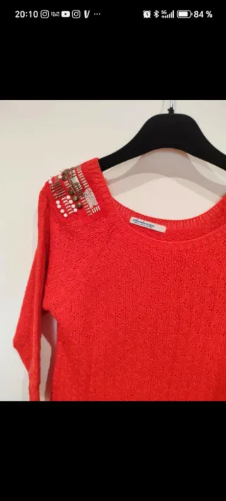 Jersey rojo con hombros adornados