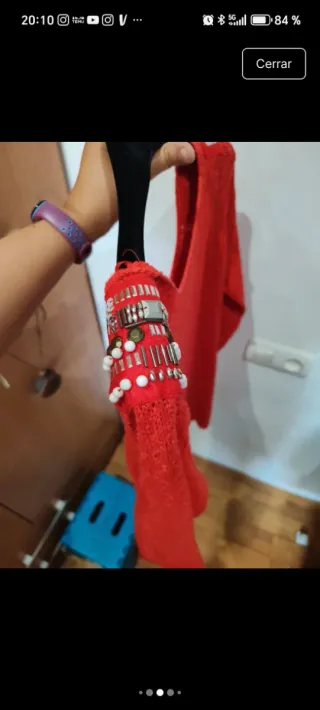 Jersey rojo con hombros adornados