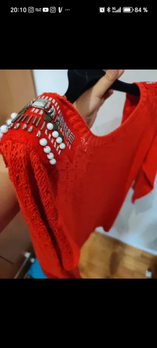 Jersey rojo con hombros adornados