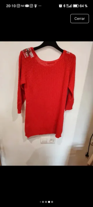 Jersey rojo con hombros adornados