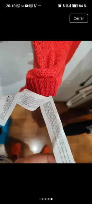 Jersey rojo con hombros adornados