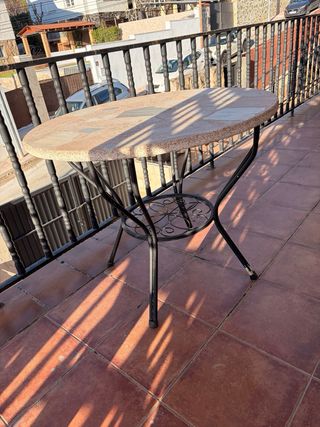 Mesa redonda de piedra y metal