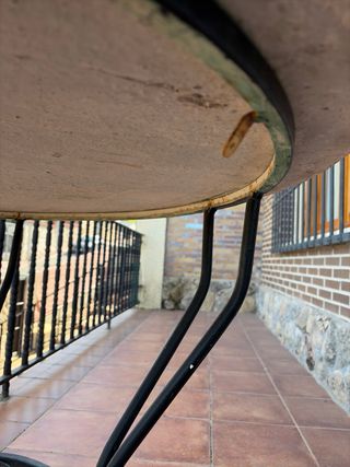 Tavolo rotondo in pietra e metallo