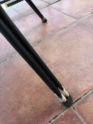 Tavolo rotondo in pietra e metallo