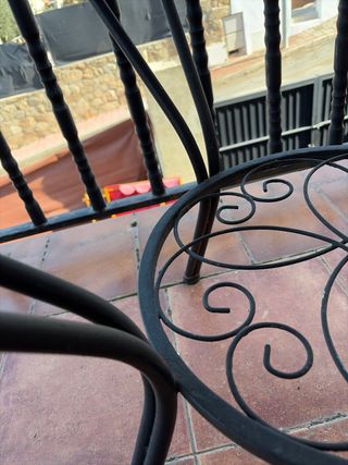 Tavolo rotondo in pietra e metallo