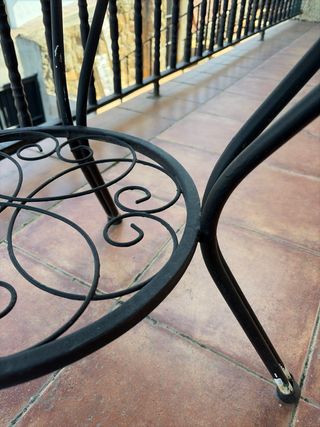 Tavolo rotondo in pietra e metallo