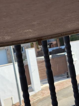 Tavolo rotondo in pietra e metallo