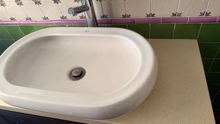 Conjunto de lavabo negro y verde