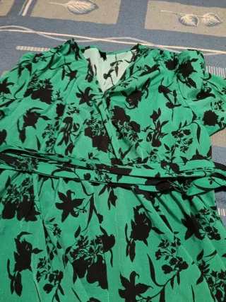 Camiseta verde con estampado floral negro