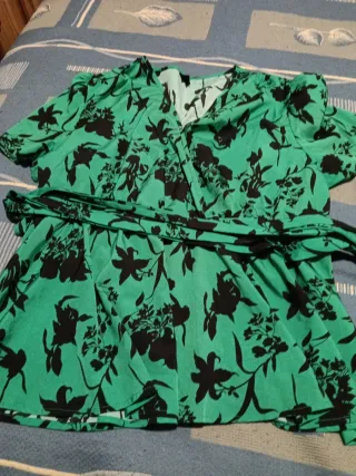 Camiseta verde con estampado floral negro