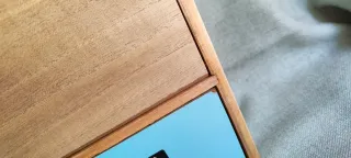 Cajonera de madera con cajones azules