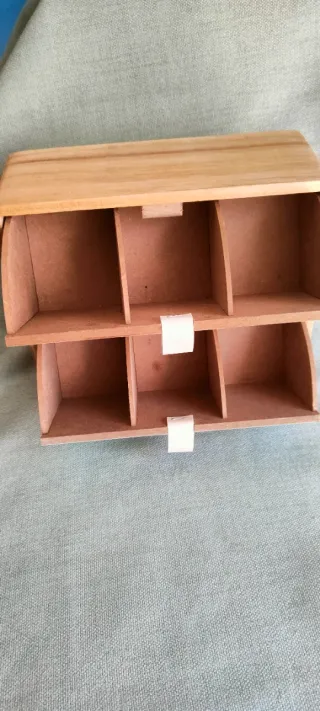 Cajonera de madera con cajones azules