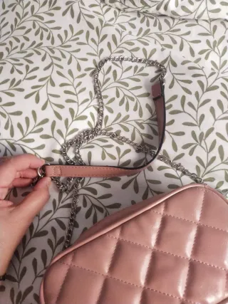 Bolso rosa acolchado Stradivarius con cadena