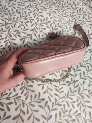 Bolso rosa acolchado Stradivarius con cadena