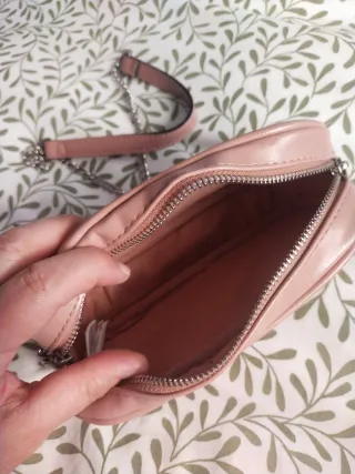 Bolso rosa acolchado Stradivarius con cadena