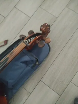 Violonchelo 3/4 poco usado con todos los accesorio