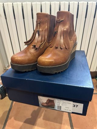 Botines de cuero marrón con flecos estilo chelsea