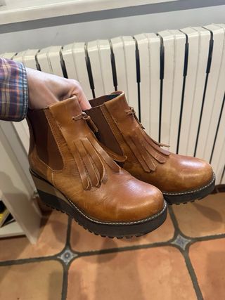 Botines de cuero marrón con flecos estilo chelsea