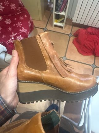 Botines de cuero marrón con flecos estilo chelsea