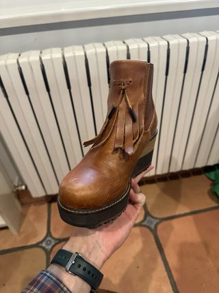 Botines de cuero marrón con flecos estilo chelsea