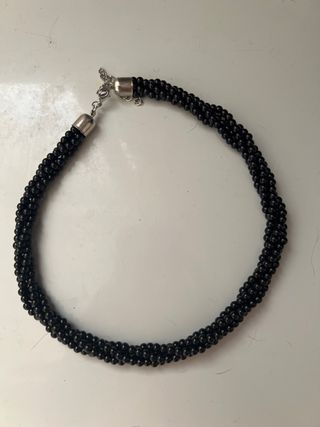 Collar negro de cuentas