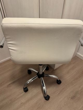 Silla de oficina blanca acolchada