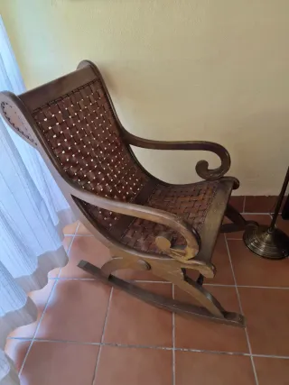 Mecedora de madera y cuero