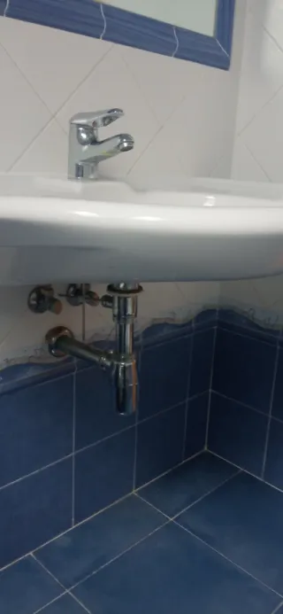 Lavabo suspendido de cerámica con grifería