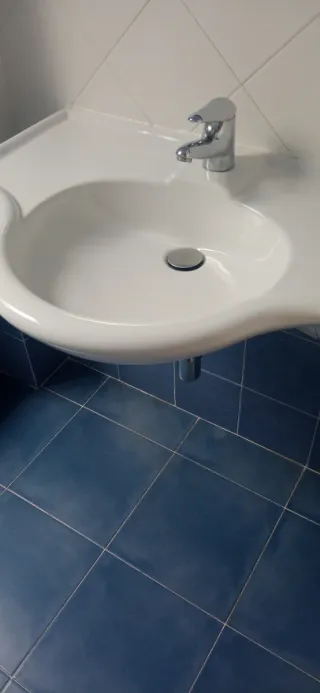 Lavabo suspendido de cerámica con grifería