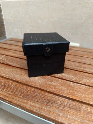 Reloj Diesel Negro y Dorado con Caja