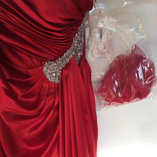 Vestido rojo con pedreria para ceremonia