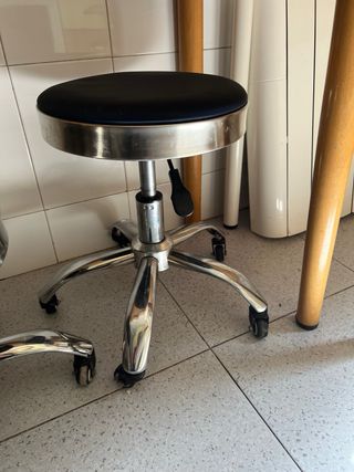 Silla de estética o peluquería con ruedas